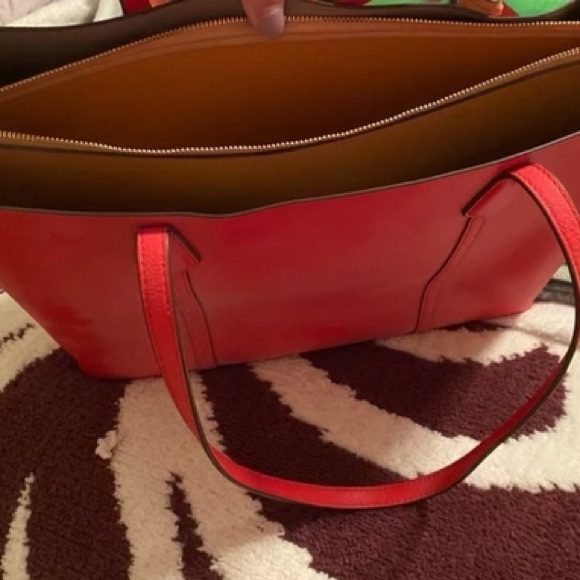 TORY BURCH PERRY TRIPLE COMPARTMENT
TOTE BAG - Picture 8 of 9